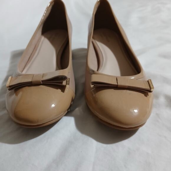 Cole Haan Size 9 Kelsey Block Heel Bow Pumps Neutral Beige Patent Leather Toes - Picture 3 of 13